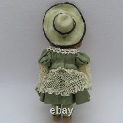 Poupée en porcelaine antique reproduite de 3 1/2 avec dentelle antique par l'artisan PAT BOLDT