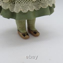 Poupée en porcelaine antique reproduite de 3 1/2 avec dentelle antique par l'artisan PAT BOLDT