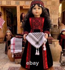 Poupée en porcelaine artisanale à l’ancienne en robe traditionnelle palestinienne, collection patrimoniale