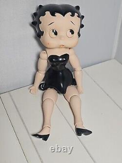 Poupée en porcelaine/biscuit articulée Betty Boop de 1982 11 pouces en robe noire vintage rare