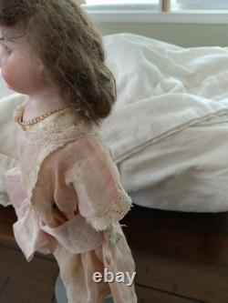 Poupée en porcelaine biscuit vintage de 11 pouces