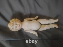 Poupée en porcelaine bisque homme en costume marron/rouille, 7 pouces de haut, vintage