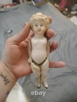 Poupée en porcelaine bisque homme en costume marron/rouille, 7 pouces de haut, vintage