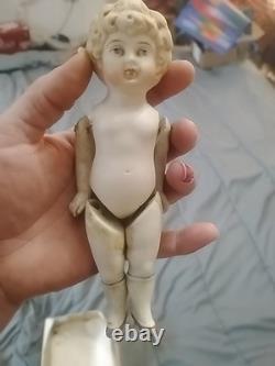 Poupée en porcelaine bisque homme en costume marron/rouille, 7 pouces de haut, vintage