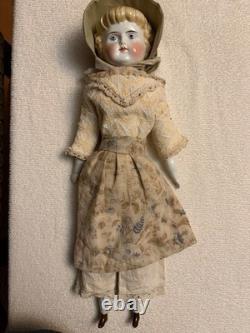 Poupée en porcelaine charmante 18 T avec des franges blondes inhabituelles, vêtements anciens, membres en porcelaine
