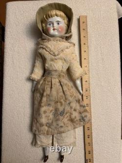 Poupée en porcelaine charmante 18 T avec des franges blondes inhabituelles, vêtements anciens, membres en porcelaine