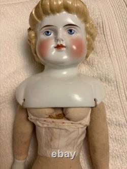 Poupée en porcelaine charmante 18 T avec des franges blondes inhabituelles, vêtements anciens, membres en porcelaine