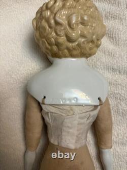 Poupée en porcelaine charmante 18 T avec des franges blondes inhabituelles, vêtements anciens, membres en porcelaine