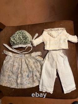 Poupée en porcelaine charmante 18 T avec des franges blondes inhabituelles, vêtements anciens, membres en porcelaine