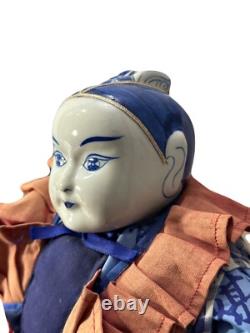 Poupée en porcelaine chinoise vintage