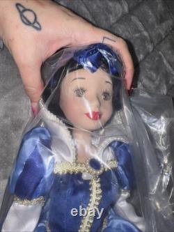Poupée en porcelaine de Blanche-Neige vintage en parfait état, bleue, très rare