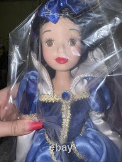 Poupée en porcelaine de Blanche-Neige vintage en parfait état, bleue, très rare