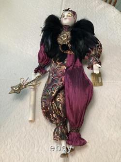 Poupée en porcelaine de clown harlequin vintage qui joue de la musique