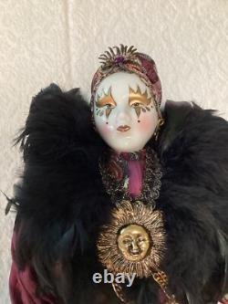 Poupée en porcelaine de clown harlequin vintage qui joue de la musique
