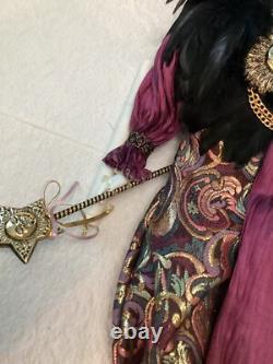 Poupée en porcelaine de clown harlequin vintage qui joue de la musique