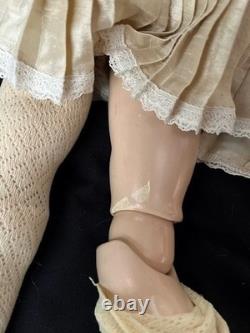 Poupée en porcelaine de reproduction antique vintage 15AT A Thuiller tête 23 par Cross