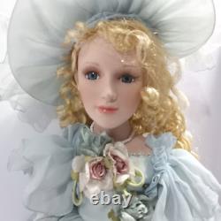 Poupée en porcelaine de style victorien avec un grand chapeau, des cheveux blonds de 15 pouces et de grands yeux, avec défauts.