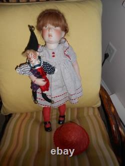 Poupée en porcelaine et en tissu vintage de 18 pouces et bouffon par l'artiste allemande Verena Eising