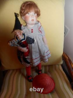 Poupée en porcelaine et en tissu vintage de 18 pouces et bouffon par l'artiste allemande Verena Eising