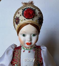 Poupée en porcelaine hongroise de collection, robe authentique faite main, grande, 21, vintage