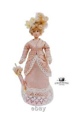 Poupée en porcelaine miniature de dame de style victorien vintage avec chapeau et ombrelle