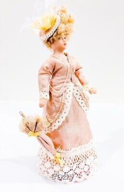 Poupée en porcelaine miniature de dame de style victorien vintage avec chapeau et ombrelle