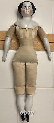 Poupée en porcelaine rare avec tête, bras, jambes et vêtements en tissu de 24 pouces, modèle antique, provenance Allemagne.