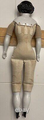 Poupée en porcelaine rare avec tête, bras, jambes et vêtements en tissu de 24 pouces, modèle antique, provenance Allemagne.