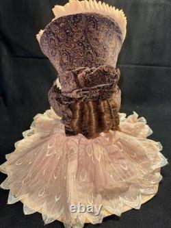 Poupée en porcelaine style vintage de 18 pouces, robe victorienne, bonnet, yeux marron