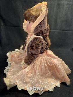Poupée en porcelaine style vintage de 18 pouces, robe victorienne, bonnet, yeux marron