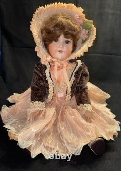 Poupée en porcelaine style vintage de 18 pouces, robe victorienne, bonnet, yeux marron