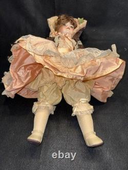 Poupée en porcelaine style vintage de 18 pouces, robe victorienne, bonnet, yeux marron
