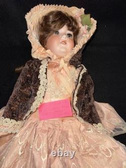 Poupée en porcelaine style vintage de 18 pouces, robe victorienne, bonnet, yeux marron