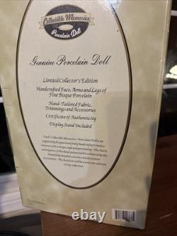 Poupée en porcelaine véritable souvenir de collection artisanale vintage dans sa boîte avec étiquette
