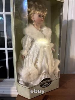 Poupée en porcelaine véritable souvenir de collection artisanale vintage dans sa boîte avec étiquette