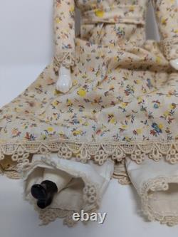 Poupée en porcelaine victorienne antique avec vêtements d'origine
