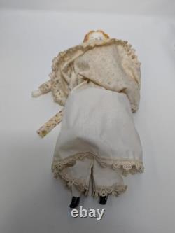 Poupée en porcelaine victorienne antique avec vêtements d'origine