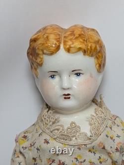 Poupée en porcelaine victorienne antique avec vêtements d'origine