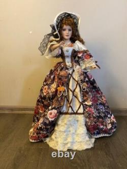 Poupée en porcelaine victorienne vintage avec des cheveux bouclés