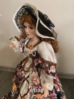 Poupée en porcelaine victorienne vintage avec des cheveux bouclés