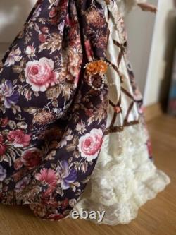 Poupée en porcelaine victorienne vintage avec des cheveux bouclés