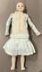 Poup&eacute;e En Porcelaine Vintage 13 Pouces, Yeux En Verre Marron, Robe En Dentelle De Soie, Fabricant Inconnu