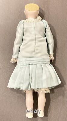 Poupée en porcelaine vintage 13 pouces, yeux en verre marron, robe en dentelle de soie, fabricant inconnu