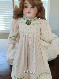 Poupée en porcelaine vintage. 16 pouces