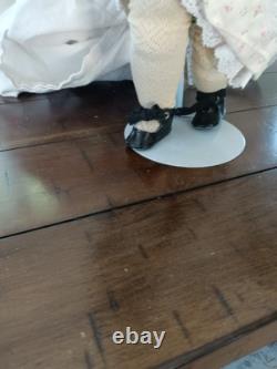 Poupée en porcelaine vintage. 16 pouces