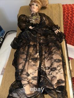 Poupée en porcelaine vintage Donna Robert de 23 pouces 2005 Nr 705, doigt cassé, talon