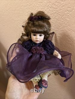 Poupée en porcelaine vintage Marie Osmond 2002, fille brune 22682, robe signée violette