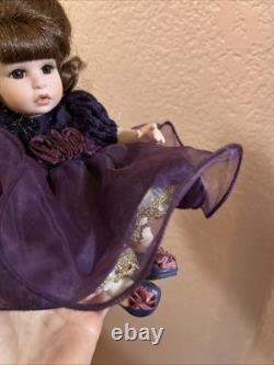 Poupée en porcelaine vintage Marie Osmond 2002, fille brune 22682, robe signée violette