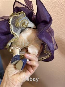 Poupée en porcelaine vintage Marie Osmond 2002, fille brune 22682, robe signée violette