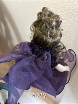 Poupée en porcelaine vintage Marie Osmond 2002, fille brune 22682, robe signée violette